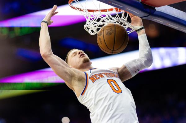 Do<em></em>nte DiVincenzo, who scored 16 points, slams home a dunk during the Knicks' win. 