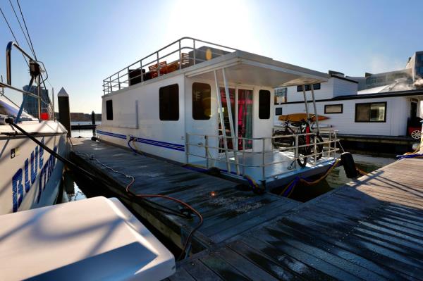 boston houseboat 299k